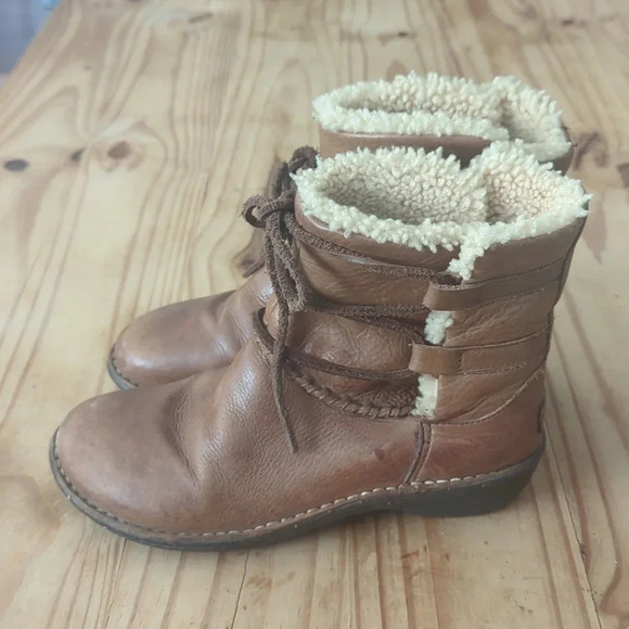 UGG Leather Caspia Boot size 7 - Picture 4 of 7